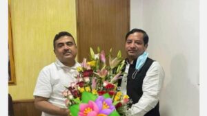 শুভেন্দু অধিকারীকে জাহাঙ্গীর আলমের ফুল দেয়ার ছবিটি ‘এডিটেড’