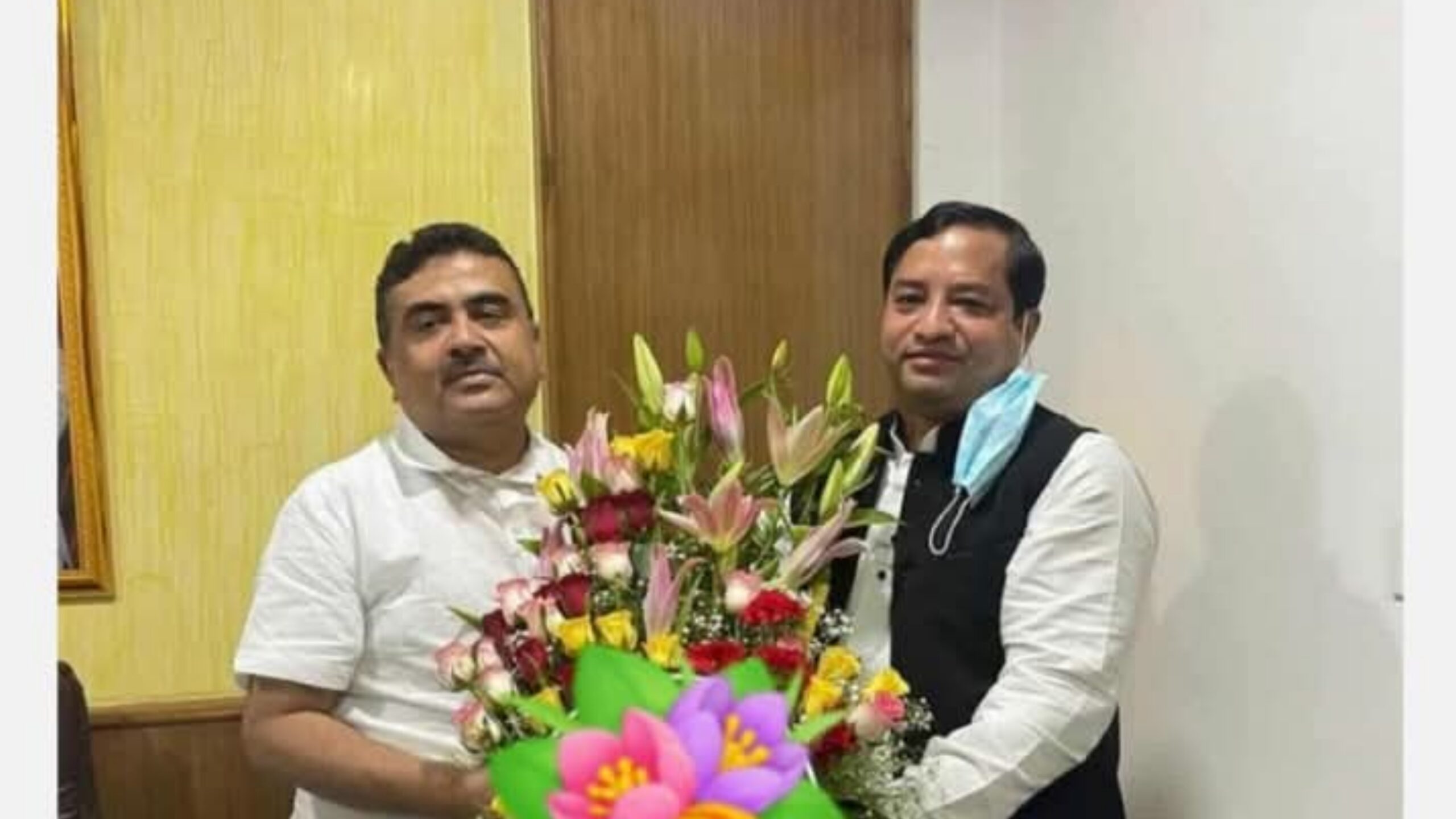 শুভেন্দু অধিকারীকে জাহাঙ্গীর আলমের ফুল দেয়ার ছবিটি ‘এডিটেড’